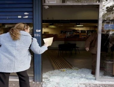Στο έλεος των «κουκουλοφόρων» η χώρα - Έσπασαν τα ΕΛΤΑ και καταστήματα στην Πατησίων